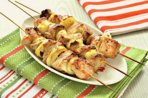 Шашлык на сковороде из свинины на шпажках.. Вкусный шашлык на шпажках на сковороде