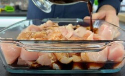 Куриный шашлык на шпажках на сковороде. Куриный шашлык на сковороде на шпажках с соевым соусом