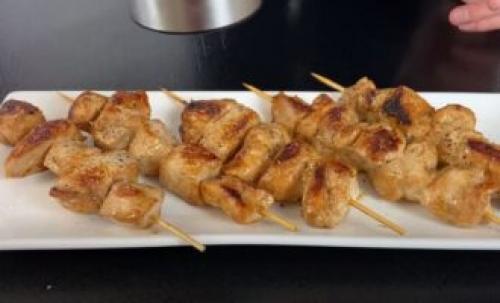 Куриный шашлык на шпажках на сковороде. Куриный шашлык на сковороде на шпажках с соевым соусом