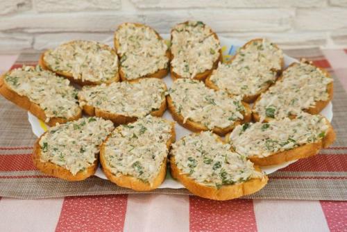 Бутерброды с сардиной в томатном соусе. Бутерброды с сардиной и яйцом на скорую руку