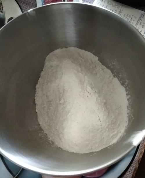 Какие добавки можно использовать для улучшения вкуса теста на кипятке. Заварное дрожжевое тесто на кипятке