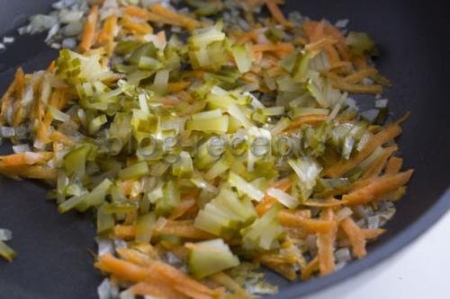 Рассольник с ребрышками и рисом. Рассольник с рисом и солеными огурцами на свином бульоне