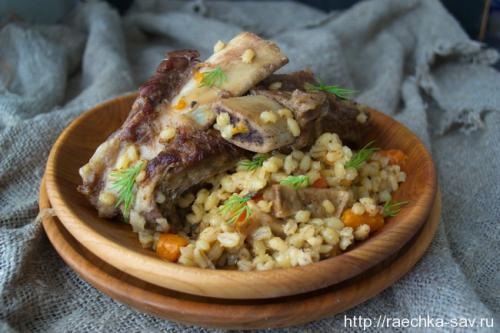 Перловая каша с ребра. Ребрышки с перловкой в мультиварке.