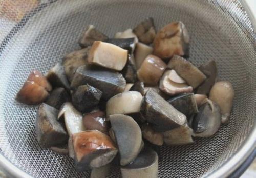 Какие ингредиенты можно добавить в рецепт грибного супа из польских грибов, чтобы сделать его более ароматным. Грибной суп из свежих лесных грибов