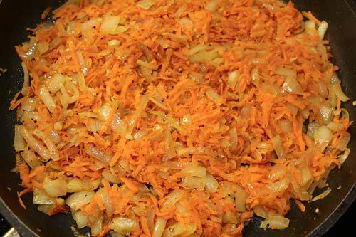 Говяжьи ребра на сковороде с овощами. Тушеные ребрышки говяжьи с овощами
