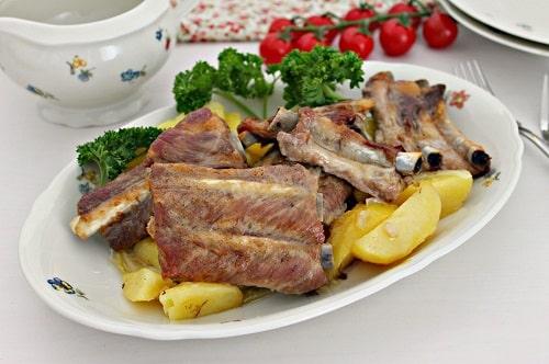 Говяжьи ребрышки с картошкой и овощами. Говяжьи ребра в духовке с картошкой — простой рецепт в фольге