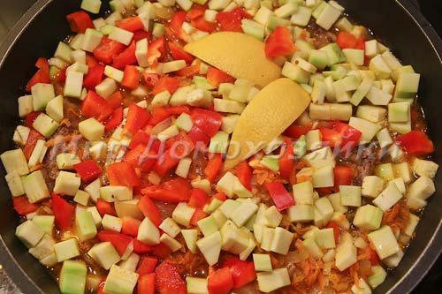 Говяжьи ребра на сковороде с овощами. Тушеные ребрышки говяжьи с овощами