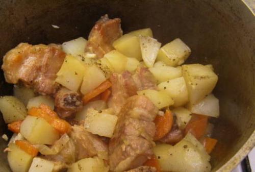 Тушеные говяжьи ребрышки с картошкой в мультиварке. Вкусная тушеная картошка с ребрышками в мультиварке