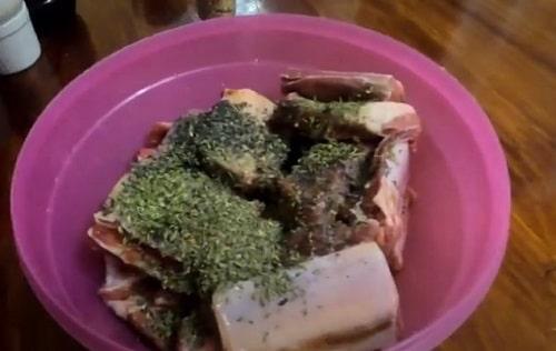 Говяжьи ребрышки с картошкой и овощами. Говяжьи ребра в духовке с картошкой — простой рецепт в фольге
