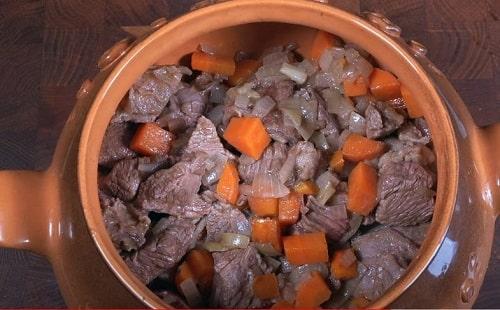 Рассыпчатая перловка с мясом. Вкусная перловая каша с мясом в духовке в горшочке