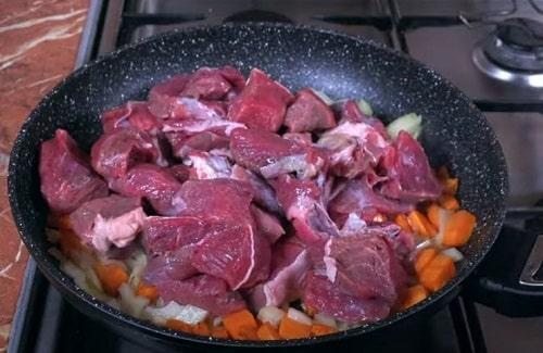 Рассыпчатая перловка с мясом. Вкусная перловая каша с мясом в духовке в горшочке