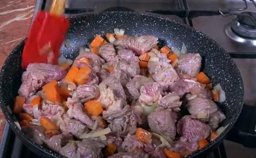 Рассыпчатая перловка с мясом. Вкусная перловая каша с мясом в духовке в горшочке