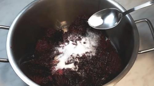 Салат из свеклы на зиму пальчики оближешь. Салат из свеклы на зиму в банках без стерилизации