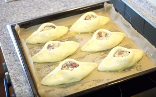 Как лепить расстегаи.  Расстегаи с рыбой