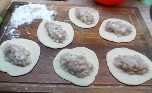 Расстегай с рыбой треугольником. Рецепт 1: расстегаи с рыбой из дрожжевого теста