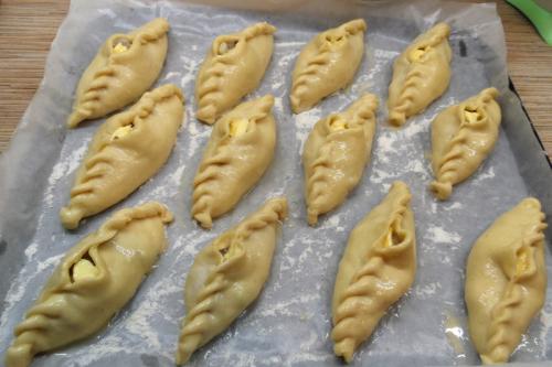 Расстегай с рыбой треугольником. Рецепт 1: расстегаи с рыбой из дрожжевого теста