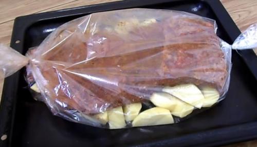 Ребрышки в духовке в рукаве. Свиные ребрышки в духовке с картошкой в рукаве