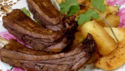 Ребрышки в духовке в рукаве. Свиные ребрышки в духовке с картошкой в рукаве