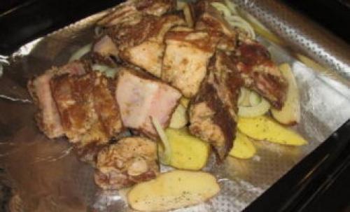 Ребра свиные в духовке в фольге. Свиные ребрышки с картошкой в духовке – 8 вкусных рецептов приготовления