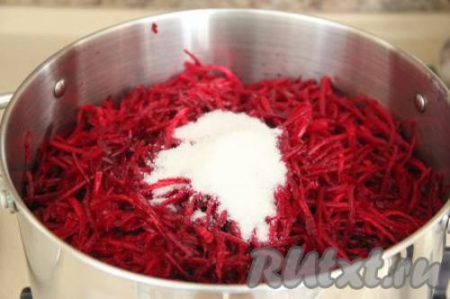 10 Вкуснейших Салатов из свеклы на зиму в банках. Салат из свеклы «Аленка» – советский рецепт 02 10 Вкуснейших Салатов из свеклы на зиму в банках. Салат из свеклы «Аленка» – советский рецепт 02