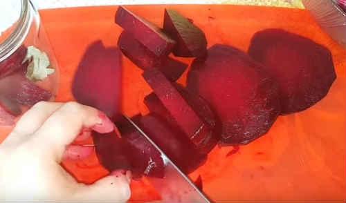 Маринованная свекла на зиму без варки. Свекла, маринованная на зиму — очень вкусные рецепты в банках