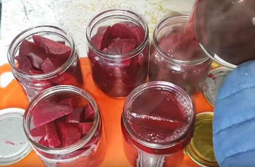 Маринованная свекла на зиму без варки. Свекла, маринованная на зиму — очень вкусные рецепты в банках