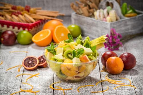 Можно ли добавить в рецепт другие фрукты или орехи. Чем заправить фруктовый салат