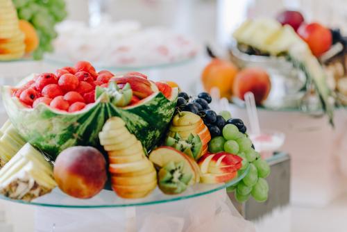 Можно ли добавить в рецепт другие фрукты или орехи. Чем заправить фруктовый салат