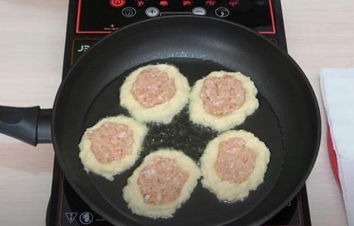 Драники из картофельного пюре с фаршем. Картофельные драники с фаршем — рецепты на сковороде, в духовке