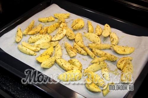 Картошка дольками запеченная в духовке.