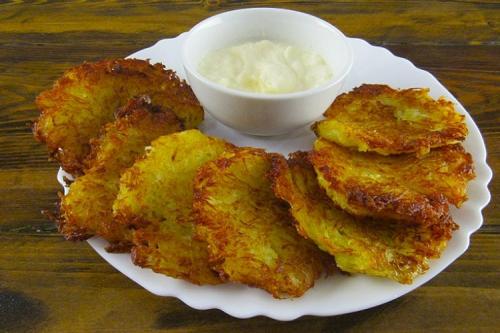 Картофельные оладьи из сырой картошки. 20 простых рецептов картофельных оладий