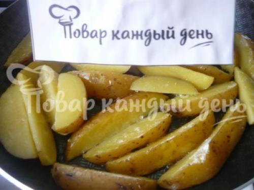 Картошка по-деревенски в духовке с кожурой – пошаговый рецепт 17