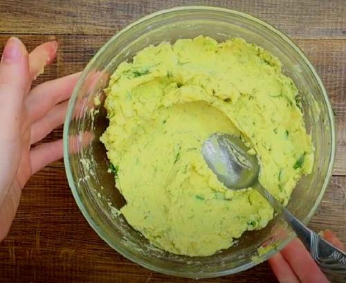 Драники из пюре с сыром. Оладьи из картофельного пюре с сыром и зеленью — пошаговый рецепт