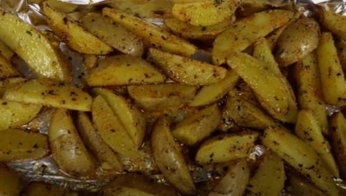 Хрустящая картошка дольками в духовке. Картошка дольками на противне с хрустящей корочкой
