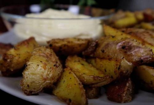 Хрустящая картошка дольками в духовке. Картошка дольками на противне с хрустящей корочкой