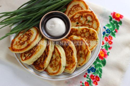 Сытные картофельные оладьи из пюре. Оладьи из картофельного пюре с зеленым луком