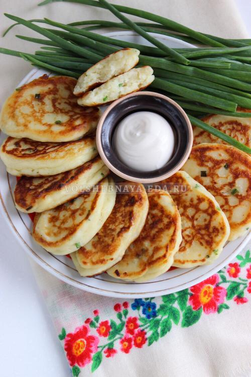Сытные картофельные оладьи из пюре. Оладьи из картофельного пюре с зеленым луком