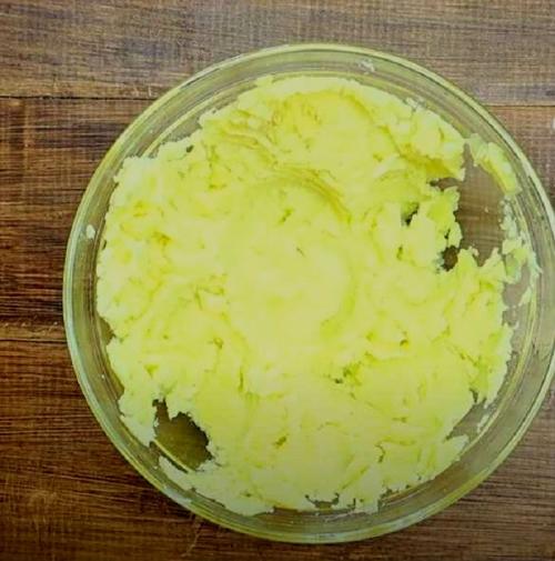 Оладьи из остатков картофельного пюре. Оладьи из картофельного пюре с сыром и зеленью — пошаговый рецепт