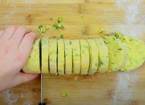 Оладьи из остатков картофельного пюре. Оладьи из картофельного пюре с сыром и зеленью — пошаговый рецепт