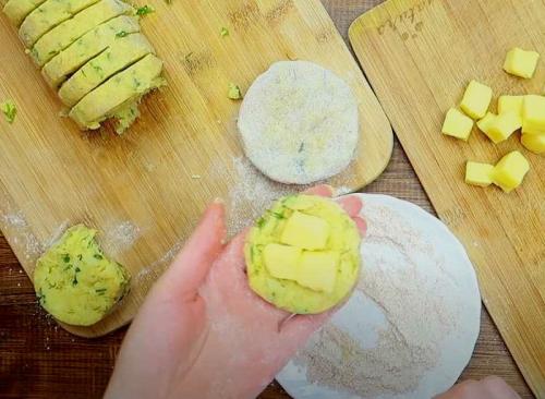 Драники из картофельного пюре вкусный рецепт.. Оладьи из картофельного пюре с сыром и зеленью — пошаговый рецепт