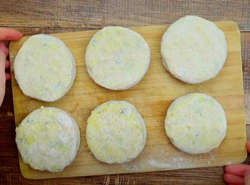 Драники из картофельного пюре вкусный рецепт.. Оладьи из картофельного пюре с сыром и зеленью — пошаговый рецепт