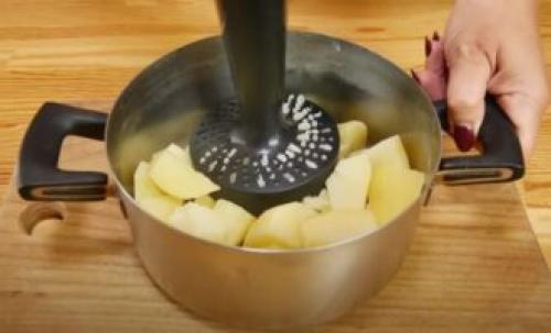 Драники из пюре с сыром. Картофельные оладьи с сыром из пюре