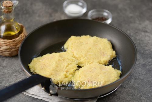 Драники из картофельного рецепт из пюре. Самый простой рецепт на сковороде 23