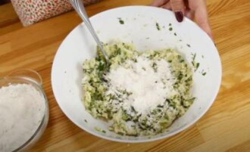 Драники из пюре с сыром. Картофельные оладьи с сыром из пюре