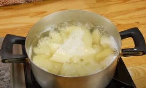 Драники из пюре с сыром. Картофельные оладьи с сыром из пюре