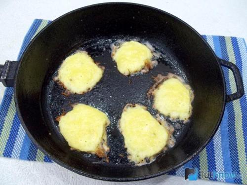 Картофельные оладьи из пюре. Картофельные оладьи с панировочными сухарями 10 Картофельные оладьи из пюре. Картофельные оладьи с панировочными сухарями 10