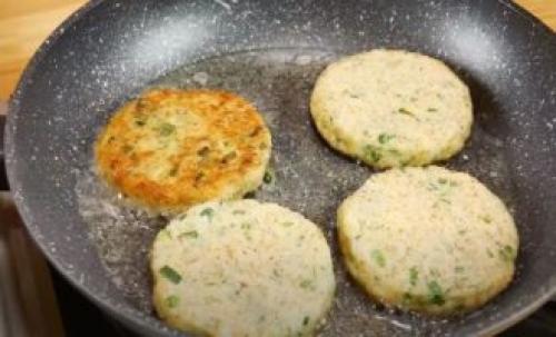 Драники из картофельного пюре с сыром. Картофельные оладьи с сыром из пюре