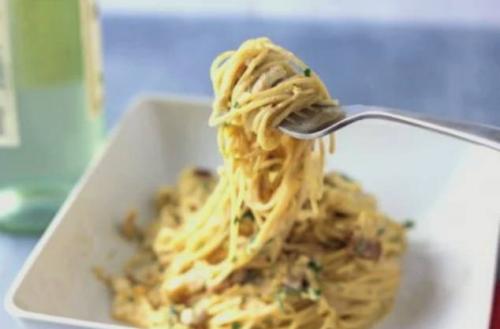 Паста с курицей в сливочном соусе. Паста Карбонара с курицей в сливочном соусе