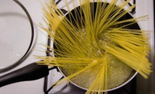 Паста с курицей в сливочном соусе. Паста Карбонара с курицей в сливочном соусе