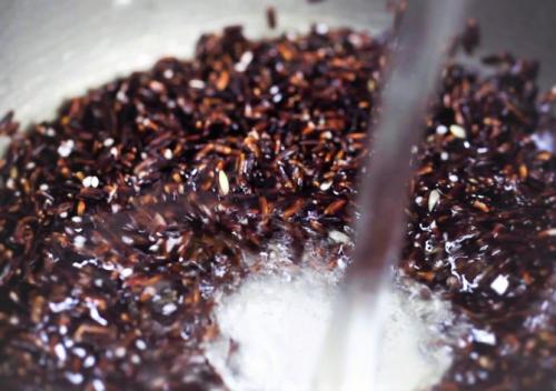 Черный рис с креветками в сливочном соусе. Ризотто с морепродуктами: 2 красочных блюда